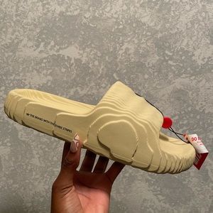 ADIDAS ADILETTE 22 SLIDES (DESERT SAND)